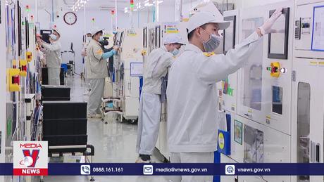 Lao động trở lại nhà máy