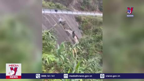 Ô tô gặp nạn rơi xuống vực ở Quảng Trị