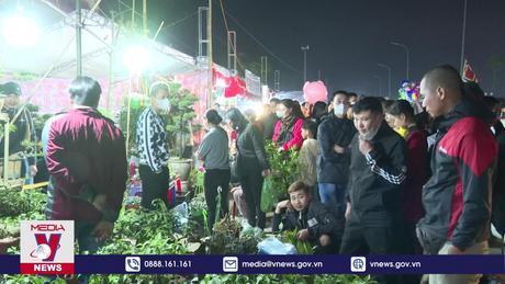 Tấp nập du khách đến chợ Viềng du Xuân