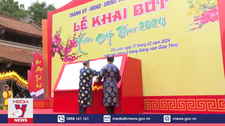 Khai bút đầu Xuân tại đền thờ thầy giáo Chu Văn An