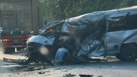 Xe hạ tải va chạm với xe khách, tài xế tử vong mắc kẹt trong cabin