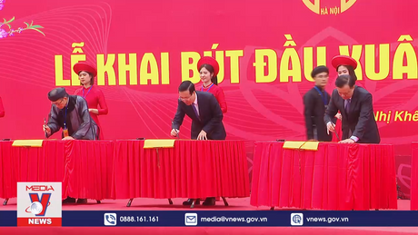 Chủ tịch nước khai bút đầu xuân tại Khu Lưu niệm Nguyễn Trãi