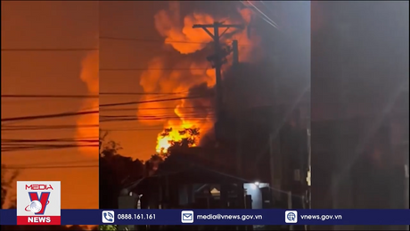 Lửa thiêu rụi 1 nhà xưởng ở Bình Phước