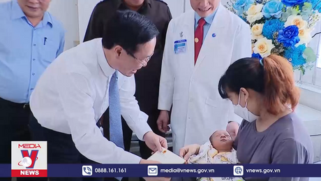 Chủ tịch nước thăm, chúc mừng y, bác sỹ Bệnh viện Nhi đồng 1