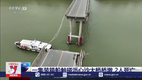 Sà lan đâm sập cầu ở Trung Quốc