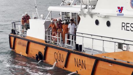 Cứu ngư dân bị suy hô hấp nặng trên vùng biển Hoàng Sa