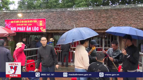 Đông đảo người dân, du khách đi xin lộc ấn đền Trần đầu Xuân