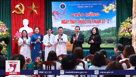 Chủ tịch nước thăm, chúc mừng các y, bác sĩ tại tỉnh Hà Nam