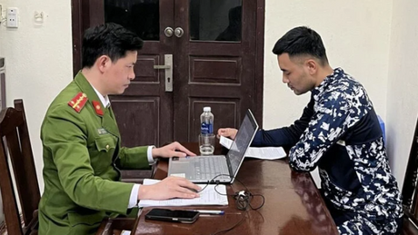 Tạm giữ nhóm thanh niên với nhiều hung khí cố thủ trong xe ô tô