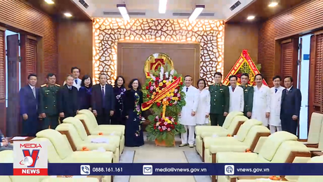 Thường trực Ban Bí thư thăm, chúc mừng Bệnh viện Trung ương Quân đội 108