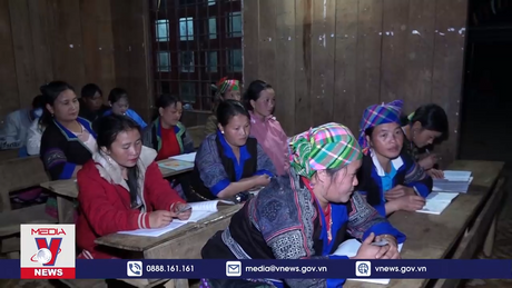 Xóa mù chữ cho phụ nữ Mông ở vùng cao Mù Cang Chải