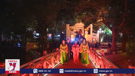 Khởi động tour đêm đền Ngọc Sơn