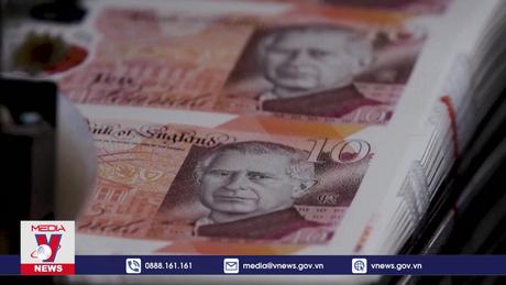 Trưng bày tờ tiền in hình Vua Charles III 