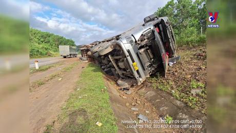 Lật xe đầu kéo trên tuyến La Sơn - Hòa Liên