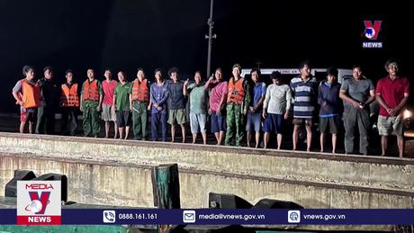 Bàn giao 11 thuyền viên tàu Malaysia về nước 