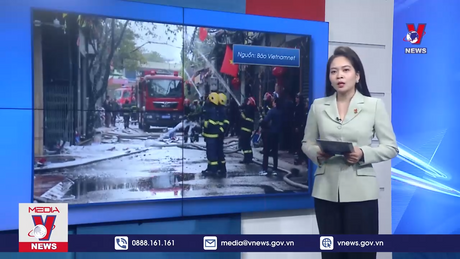 Hai ngôi nhà ở Hà Nội bốc cháy