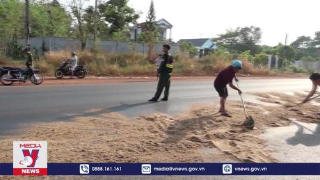 Kịp thời khắc phục sự cố dầu điều dài 1km trên quốc lộ 14 