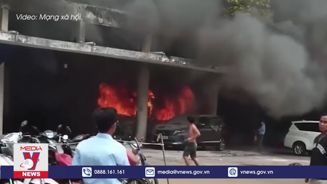 Cháy xe cấp cứu ở quận 10, TP. HCM