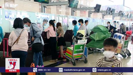 Hành khách, doanh nghiệp lữ hành dè dặt khi vé máy bay tăng giá trần