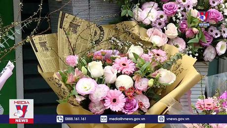 Sôi động thị trường hoa 8/3 