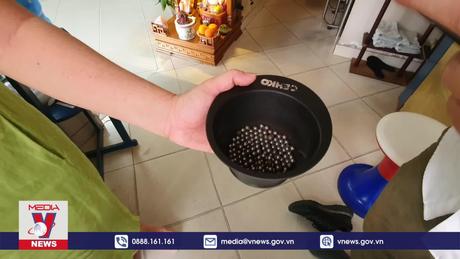 Bi sắt bắn trúng nhiều nhà dân khu vực Tân Sơn Nhất