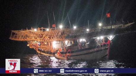 Cứu ngư dân sau 28 giờ mất tích trên biển