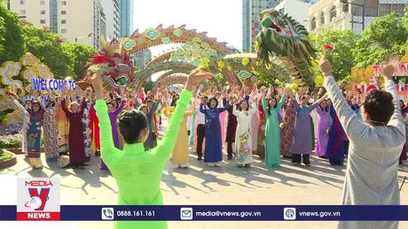 5.000 người đồng diễn áo dài chào mừng 8/3