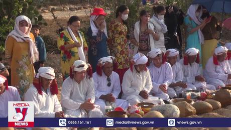 Độc đáo Lễ tảo mộ trong Tết Ramưwan của đồng bào Chăm Bình Thuận