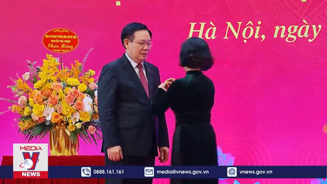 Trao tặng Chủ tịch Quốc hội Vương Đình Huệ Huy hiệu 40 năm tuổi Đảng