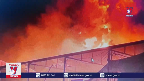 Cháy lớn tại cơ sở tái chế nhựa ở Vĩnh Phúc