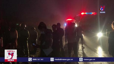 Lật xe khách làm 13 người bị thương