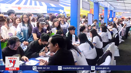 Sôi động ngày hội tư vấn tuyển sinh - hướng nghiệp 2024