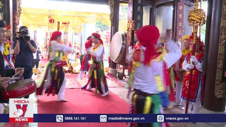 Độc lạ điệu múa trống bồng của trai làng Triều Khúc