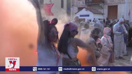 Đặc sắc lễ hội ném bột mì truyền thống tại Hy Lạp