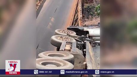 Xe tải làm sập cầu dân sinh tại Bình Phước