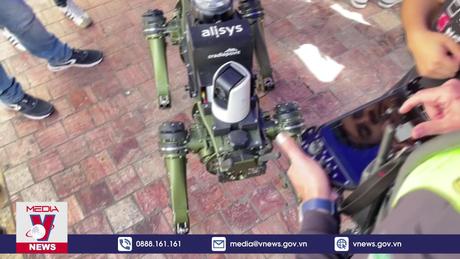 Thử nghiệm chó robot tuần tra giao thông