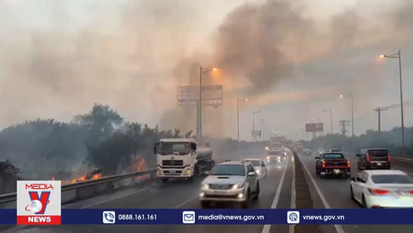 Hiểm hoạ TNGT từ việc đốt rơm, rạ gần đường cao tốc