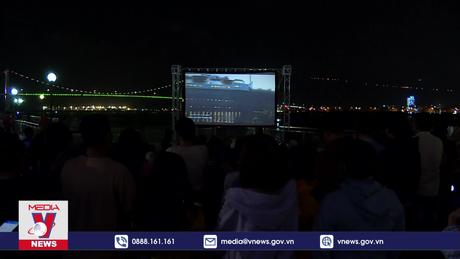 Chen chân xem chiếu phim miễn phí bên bờ sông Hàn