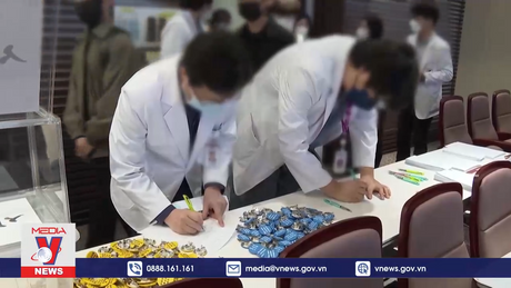 Giáo sư y khoa Hàn Quốc bắt đầu từ chức, giảm giờ làm