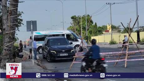 Giao thông lộn xộn trên đường vành đai sân bay Cần Thơ