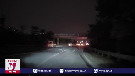 Vô tư lập bến cóc trên đường cao tốc.