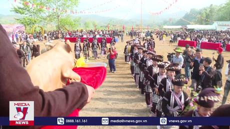 Vui hội Lễ hội Bun Vốc Nặm của dân tộc Lào