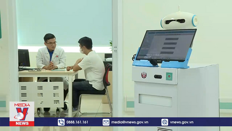 Trợ lý robot cùng bác sĩ khám, chữa bệnh