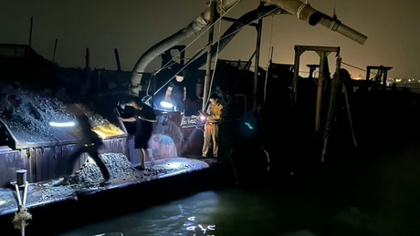 Cảnh sát đường thủy nổ súng cảnh cáo, bắt cát tặc trên sông Hồng