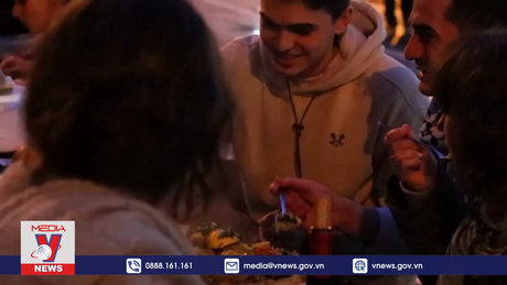 Bàn ăn dài 2km kết nối các tôn giáo