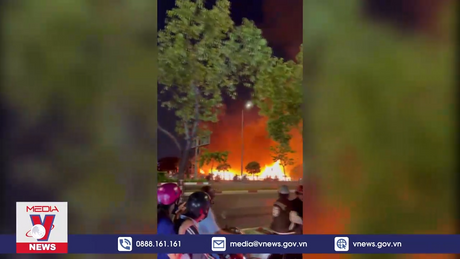 Cháy lớn tại dãy nhà ven kênh Tàu Hủ TPHCM