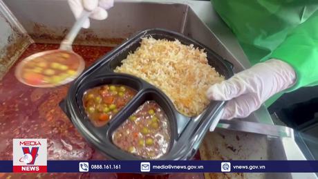 Bếp ăn di động “sưởi ấm” người nghèo trong tháng lễ Ramadan