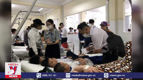 Sau khi ăn sáng ở cổng trường, nhiều học sinh nhập viện
