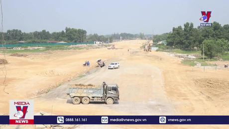 Công nhân đội nắng thi công cao tốc Bắc - Nam 