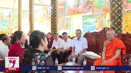 Tặng quà chúc mừng Tết cổ truyền Chôl Chnăm Thmây tại Sóc Trăng